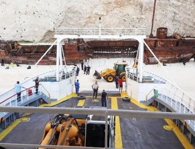 Δείτε πως ξεφορτώθηκαν τα βαριά οχήματα στο «Ναυάγιο» για να καθαρίσουν την παραλία από τα βράχια (φωτό)